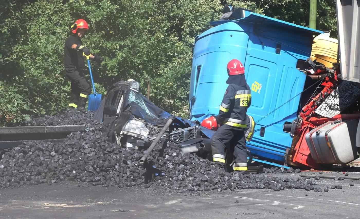 10362907-akcja-ratownicza-na-miejscu-wypadku.jpg