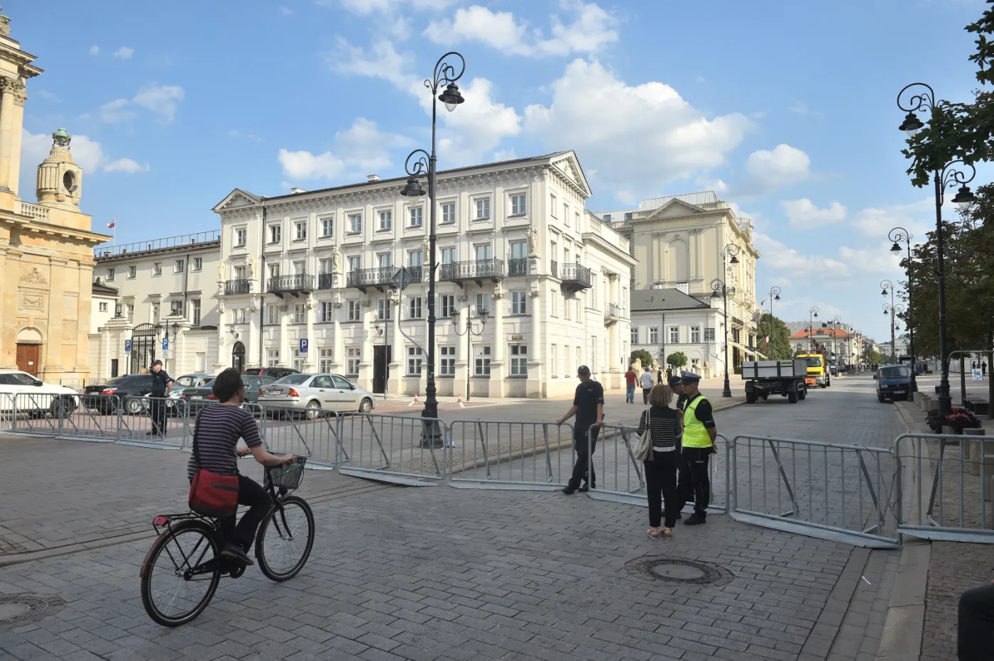 10367681-barierki-na-krakowskim-przedmiesciu.jpg