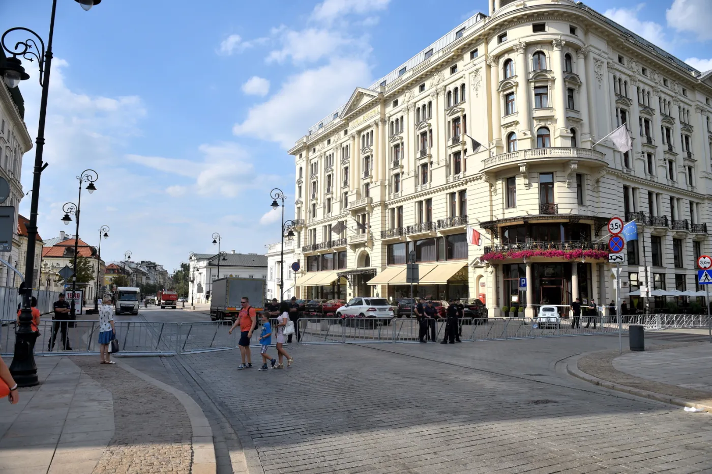 10367745-barierki-na-krakowskim-przedmiesciu.jpg