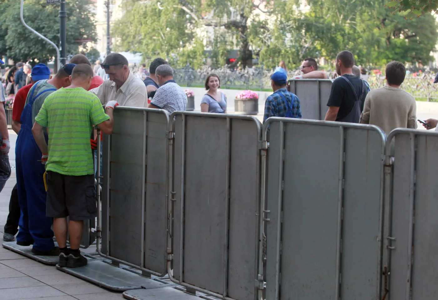 10368095-barierki-na-krakowskim-przedmiesciu.jpg