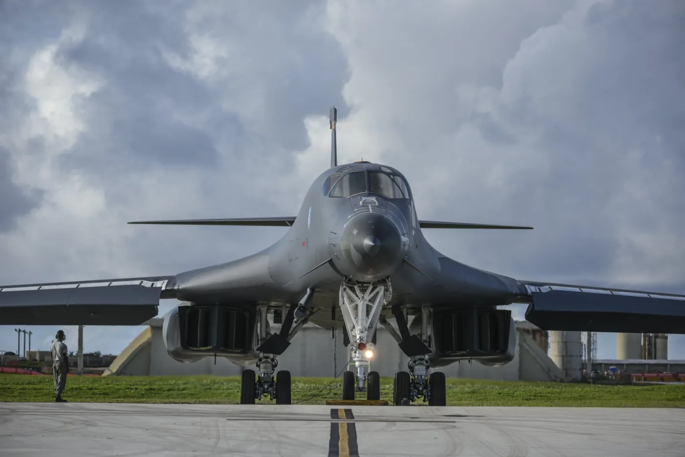 Samolot US Air Force B-1B Lancers stacjonujący w  Andersen Air Force Base na wyspie Guam