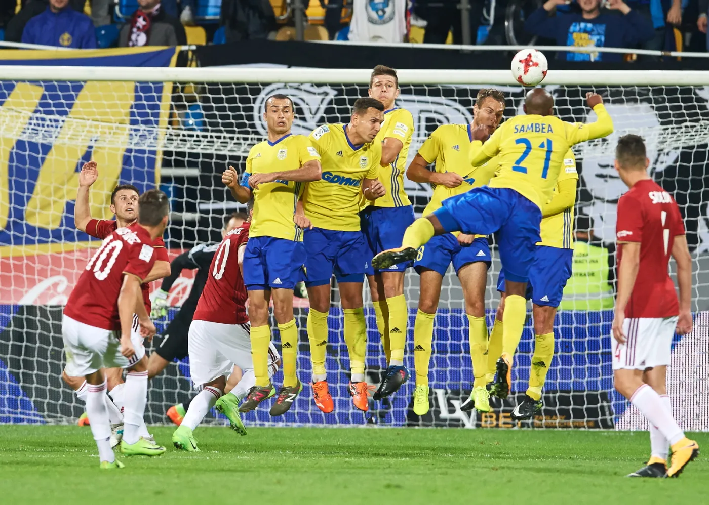 Zawodnicy Arki Gdynia w murze oraz wykonujący rzut wolny Carlos Lopez (L) z Wisły Kraków