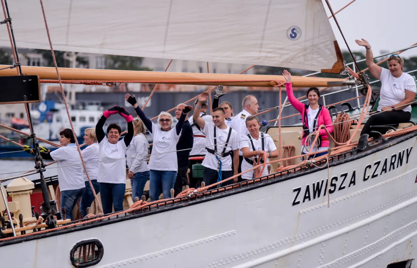 10427229-zaglowiec-zawisza-czarny-wyplynal.jpg