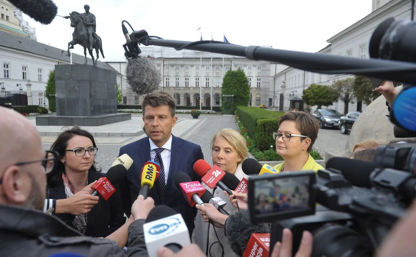 Politycy Nowoczesnej przed Pałacem Prezydenckim