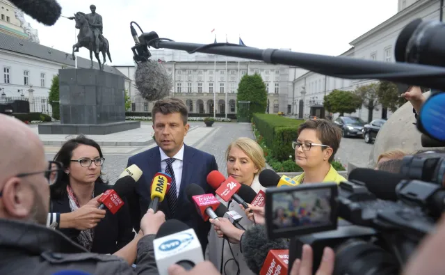 Petru o konsultacjach z prezydentem ws. reformy sądów: To jest tylko teatr. Zamiast Ziobry w ustawach będzie Duda