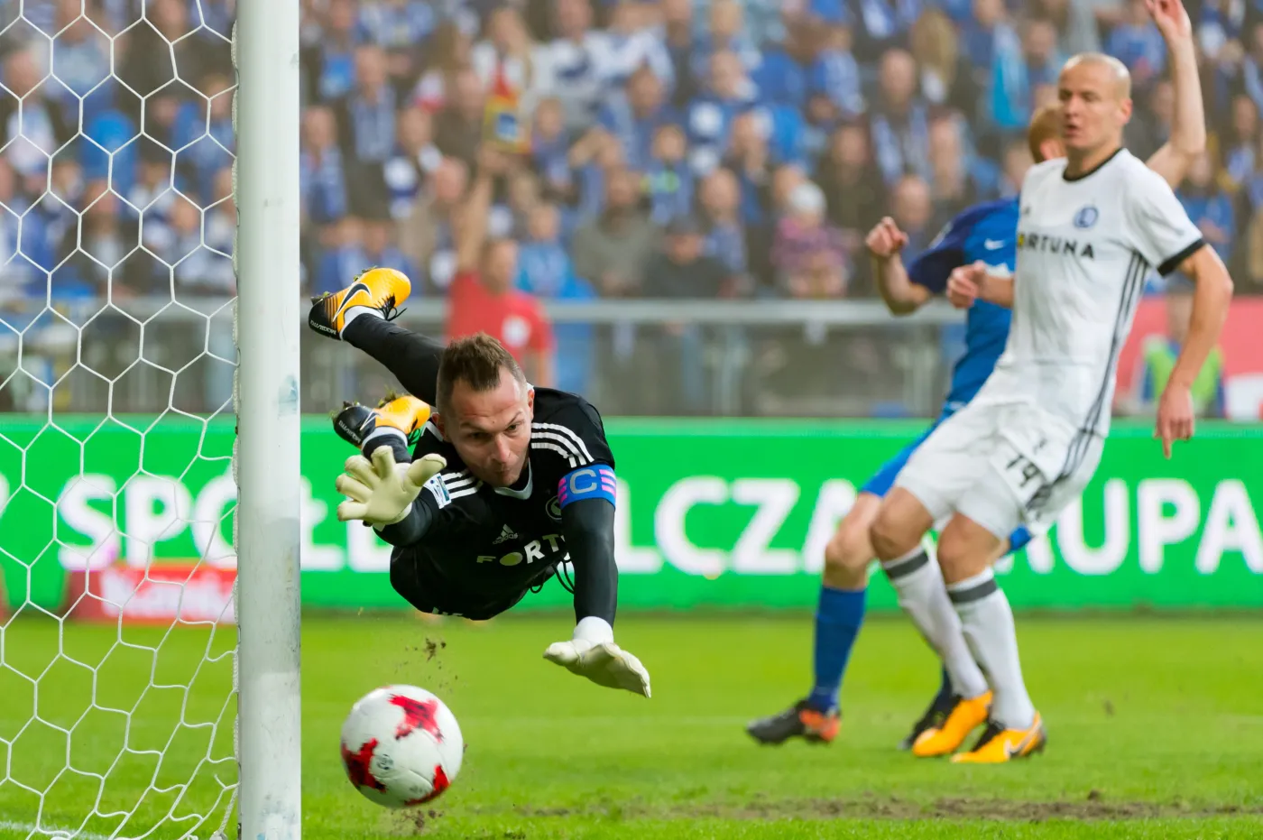 Bramkarz Legii Warszawa Arkadiusz Malarz (L) i obrońca Adam Hlousek (P)