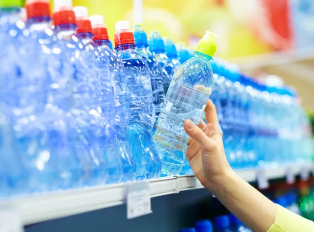 Szansa na przełom! Lotnisko Chopina obiecuje tańszą wodę butelkowaną dla podróżnych