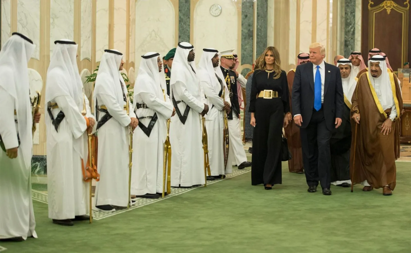 Melania i Donald Trump przyjmowani przez króla Al Sauda