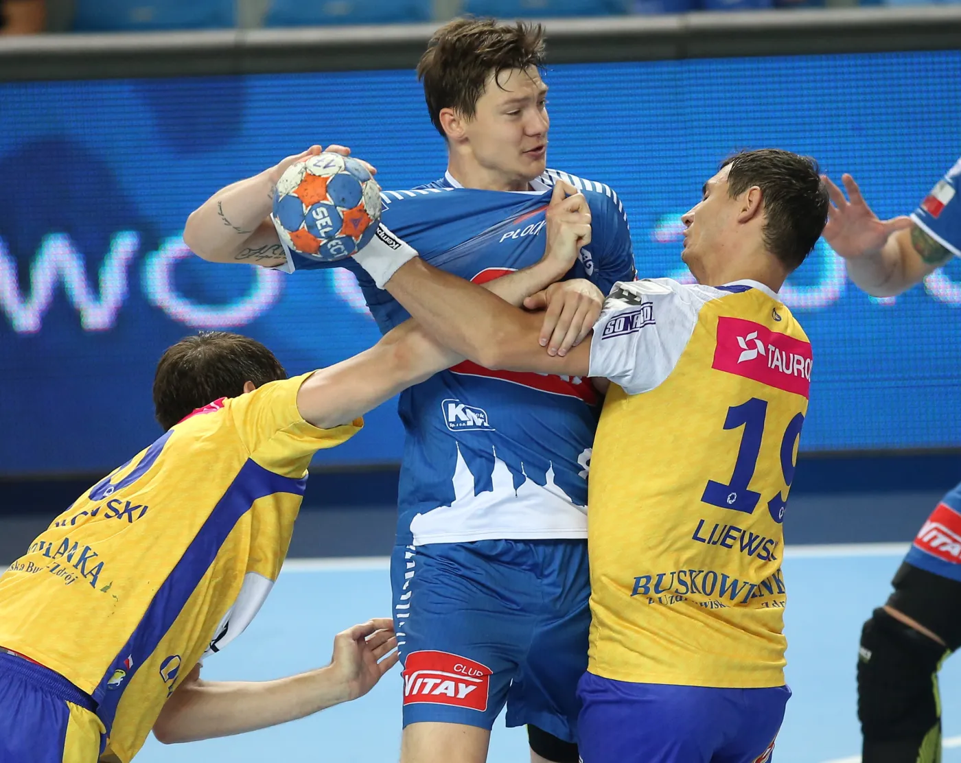 Zawodnik Orlen Wisły Płock Dimitry Zhitnikov (L) i Krzysztof Lijewski (P) z Vive Tauron Kielce
