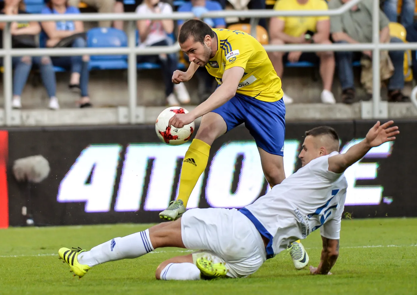 Zawodnik Arki Gdynia Luka Zarandia (L) i Michał Koj (P) z Ruchu Chorzów