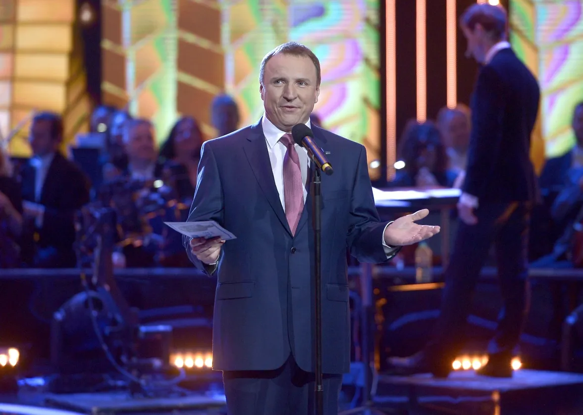 Jacek Kurski na scenie amfiteatru w Opolu