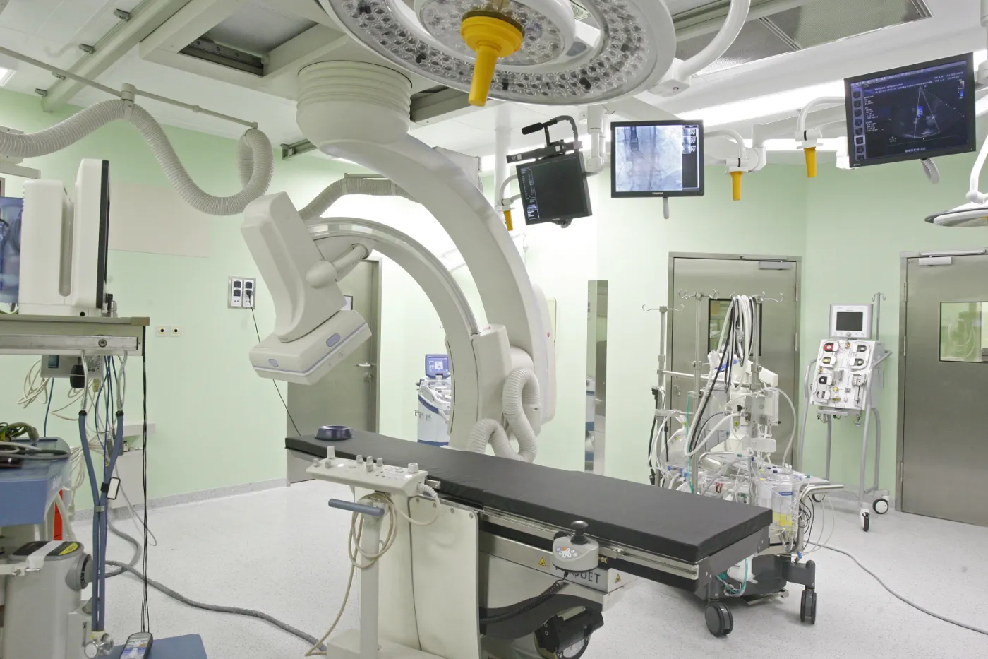 10237875-nowoczesna-sala-operacyjna-otwarta.jpg