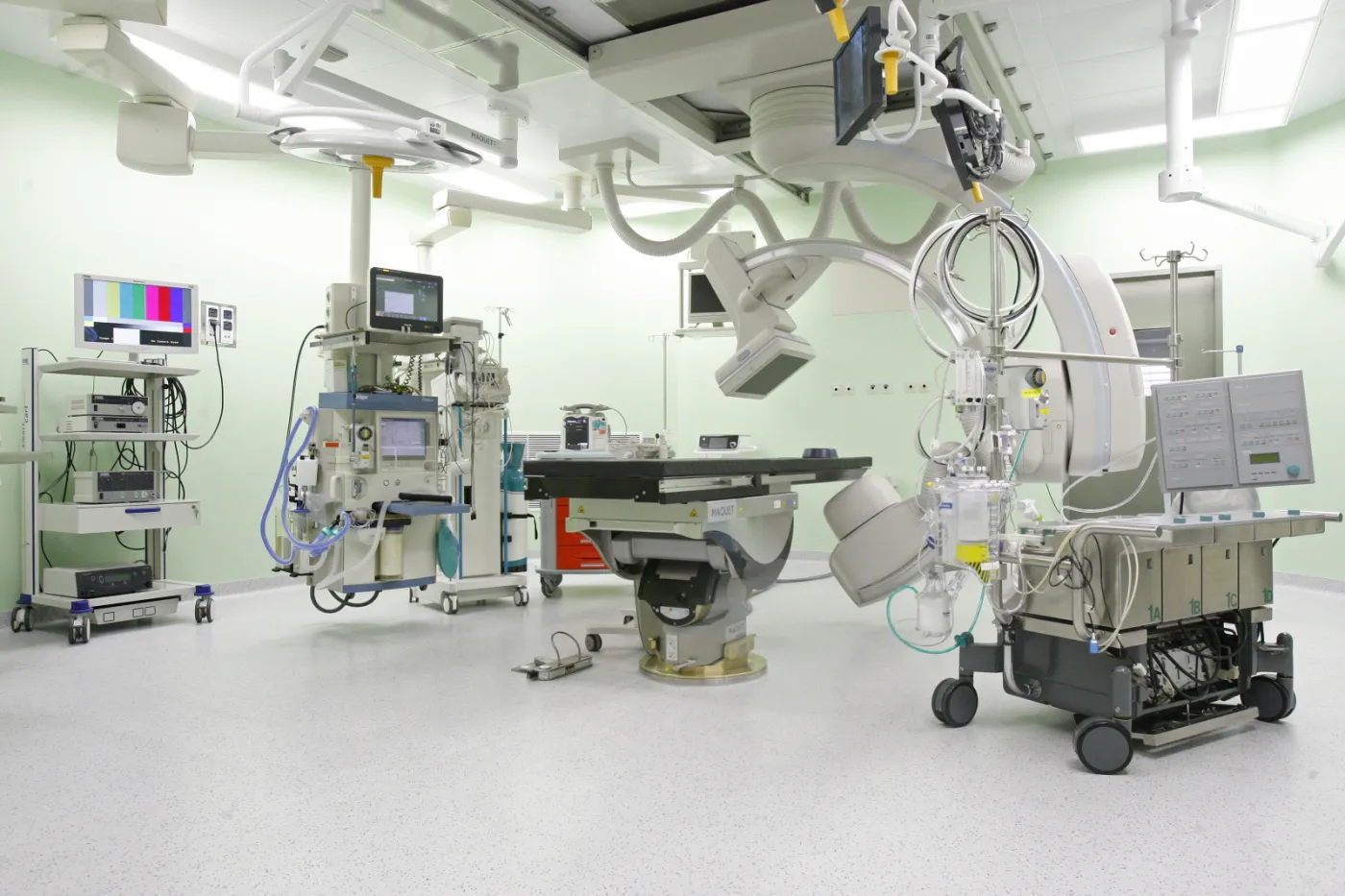 10237939-nowoczesna-sala-operacyjna-otwarta.jpg