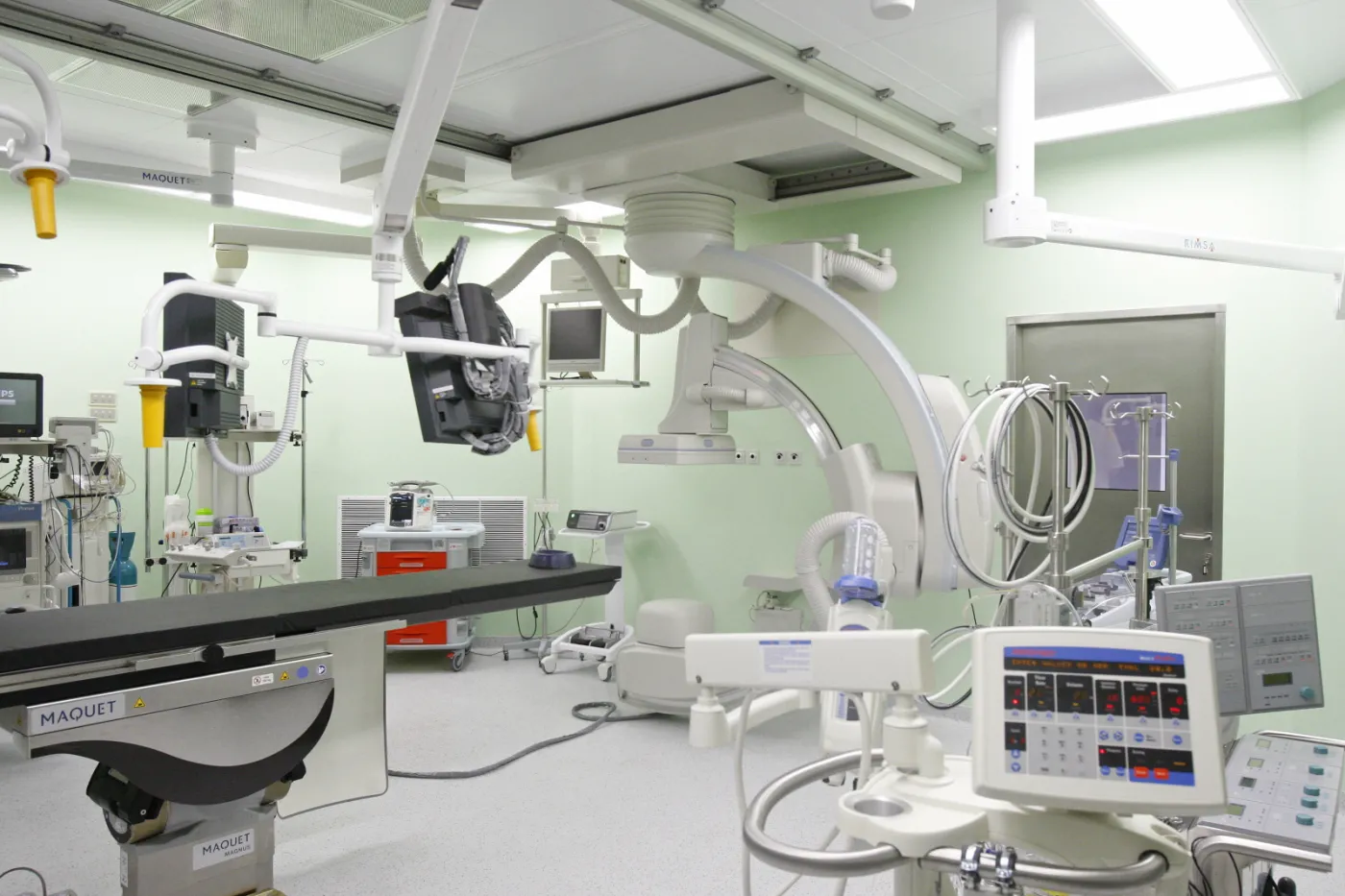 10238003-nowoczesna-sala-operacyjna-otwarta.jpg