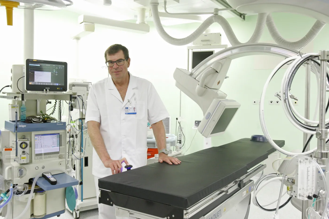 10238067-nowoczesna-sala-operacyjna-otwarta.jpg