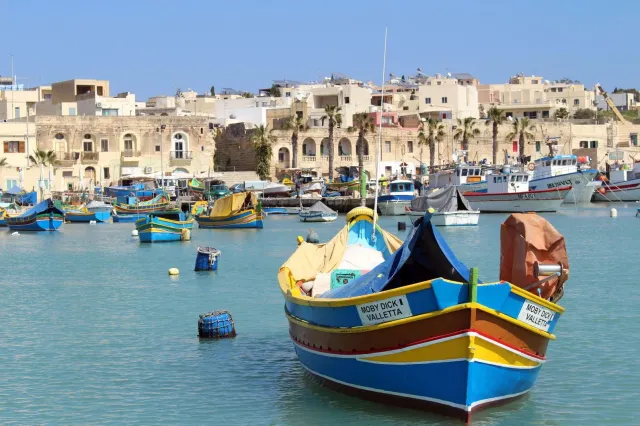 Kiedyś uchodźcy przybywali na łodziach, teraz samolotami i jachtami. Malta - europejski ewenement