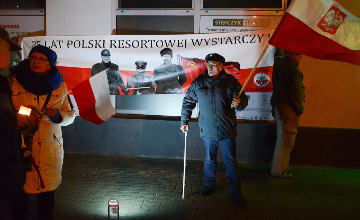 Demonstracja przed domem generała Ciastonia