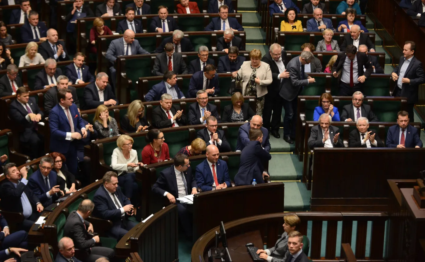 PiS umacnia pozycję. Nie zaszkodził nawet kryzys w służbie zdrowia. SONDAŻ