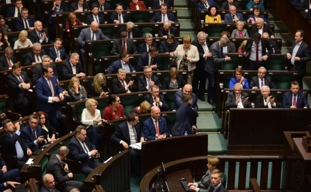 PiS umacnia pozycję. Nie zaszkodził nawet kryzys w służbie zdrowia. SONDAŻ