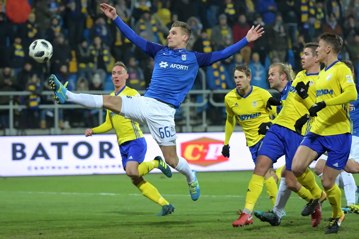 Zawodnik Lecha Poznań Emir Dilaver (C) podczas meczu piłkarskiej Ekstraklasy z Arką Gdynia