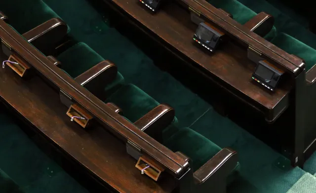 Sondaż IBRiS dla Onet: Nadal wygrywa PiS, nieoczekiwanie do gry wraca SLD. Nowoczesna poniżej progu