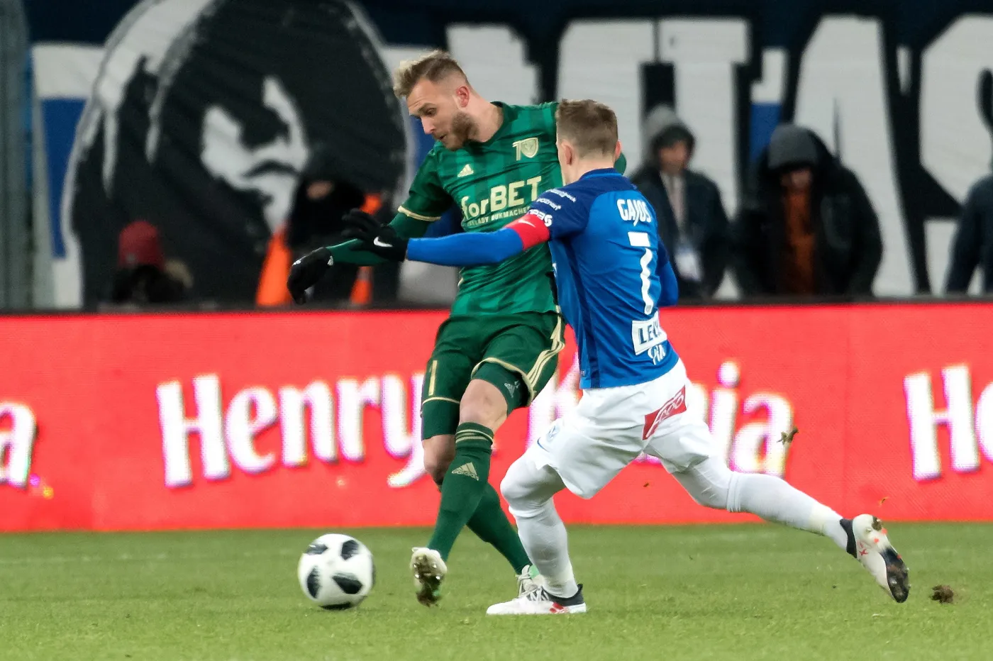 Piłkarz Lecha Poznań Maciej Gajos (P) i Tim Rieder (L) z Śląska Wrocław 
