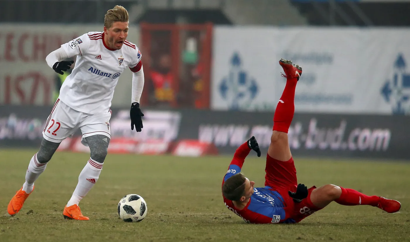 Piłkarz Piasta Gliwice Uros Korun (P) i Szymon Matuszek (L) z Górnika Zabrze