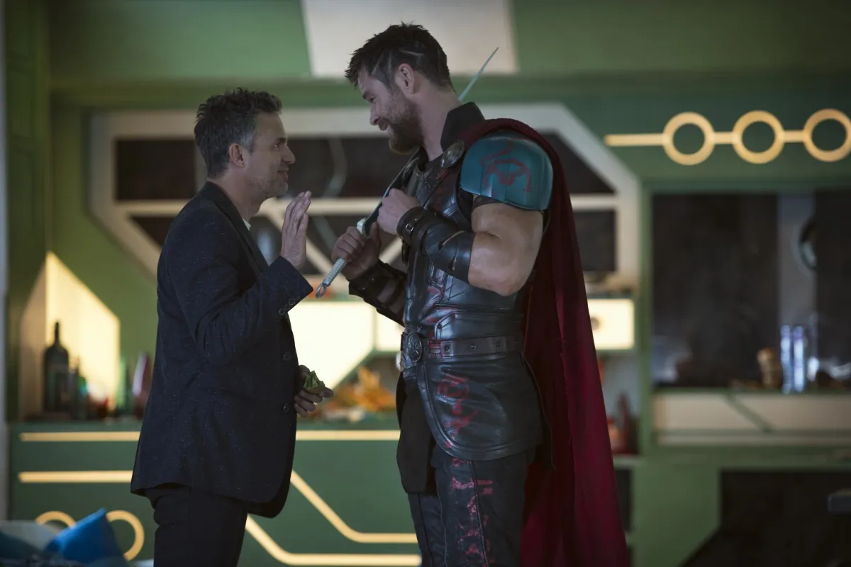 10496053-mark-ruffalo-oraz-chris-hemsworth.jpg