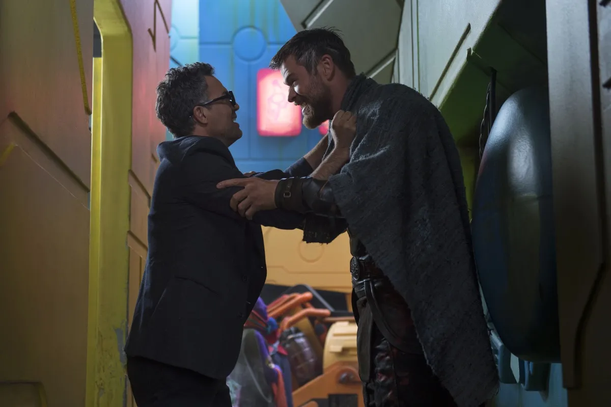 10496146-mark-ruffalo-oraz-chris-hemsworth.jpg
