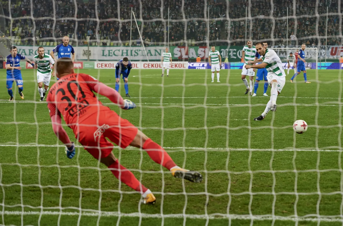 Zawodnik Lechii Gdańsk Marco Paixao (P) strzela bramkę z rzutu karnego bramkarzowi Lecha Poznań Matusowi Putnocky'emu (L)