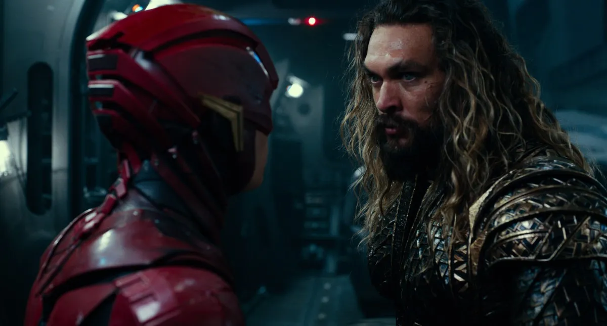 10557986-ezra-miller-i-jason-momoa-w-filmie.jpg