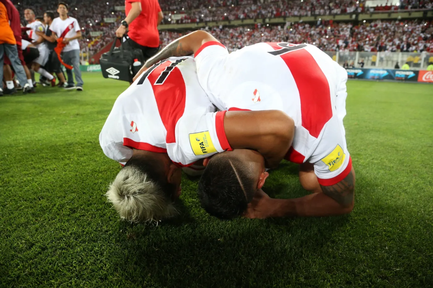Piłkarze reprezentacji Peru cieszą się z awansu na mundial