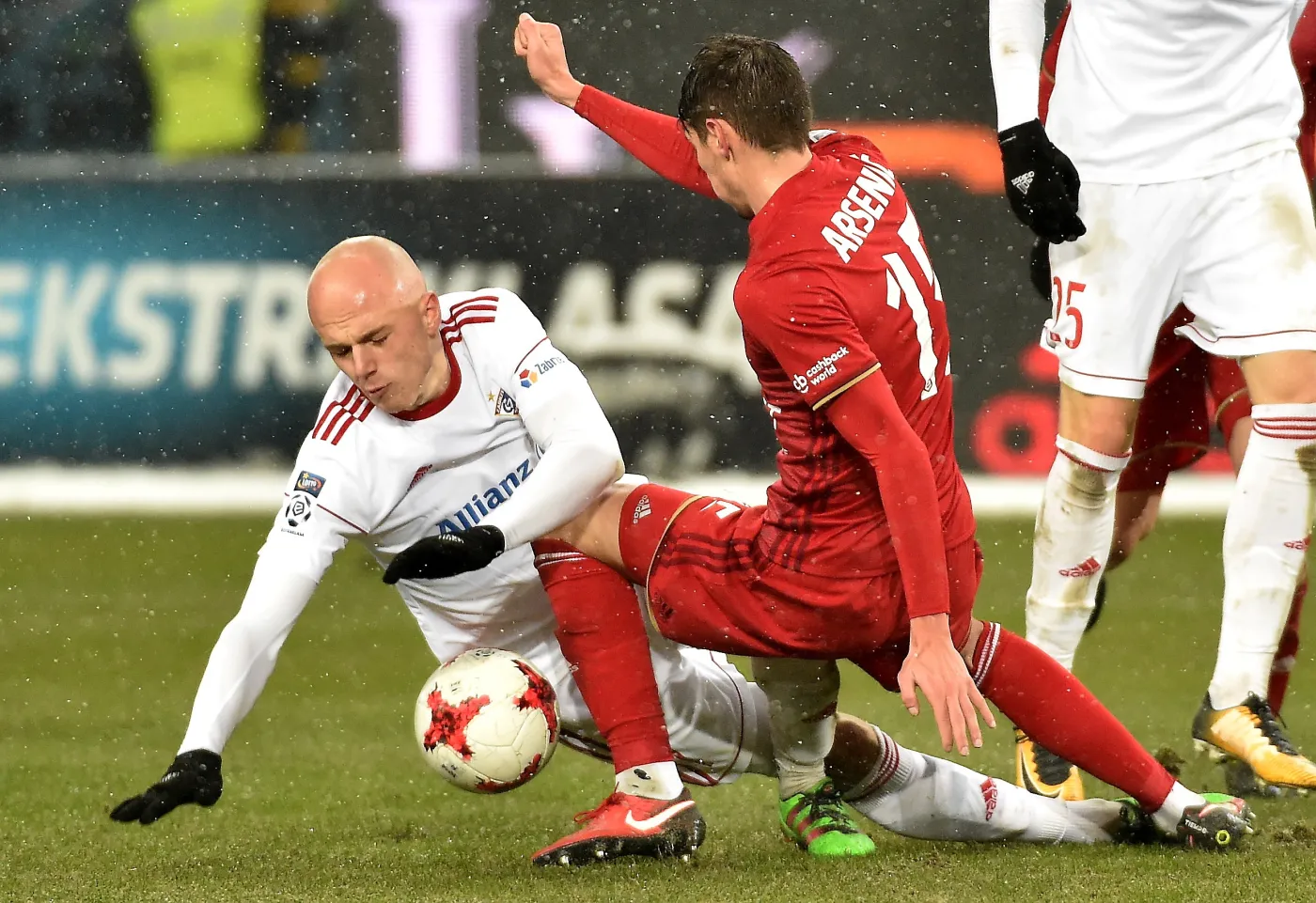 Zawodnik Wisły Kraków Zoran Arsenic (P) i Rafał Kurzawa (L) z Górnika Zabrze
