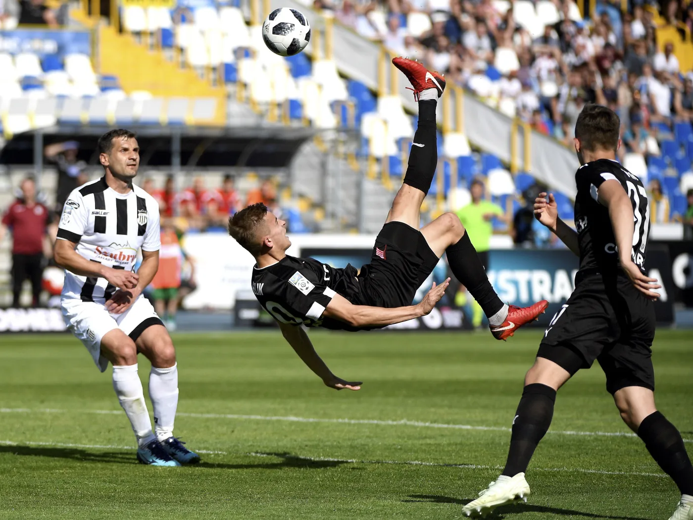 Piłkarz Sandecji Nowy Sącz Grzegorz Baran (L) i Michał Helik (C) z Cracovii