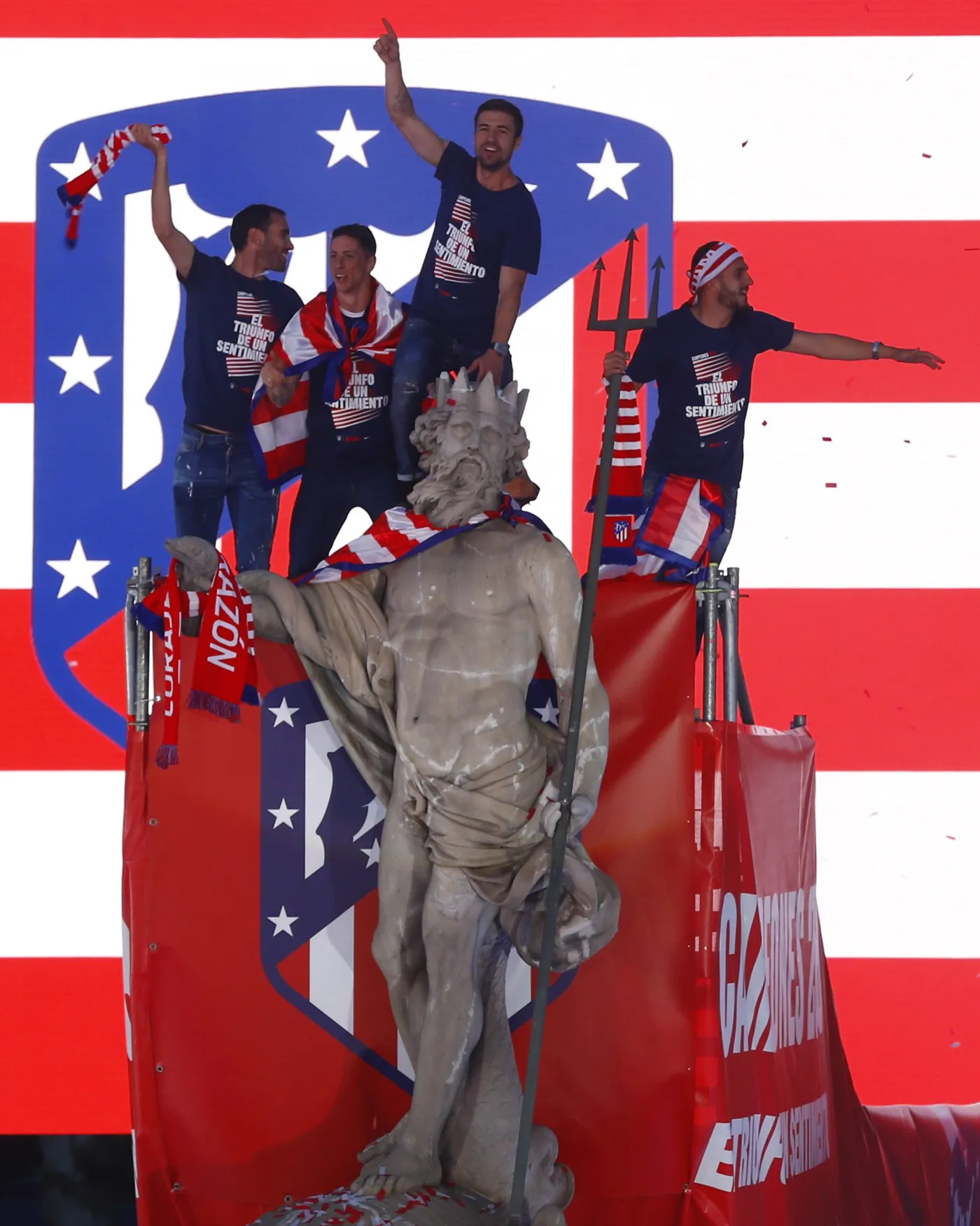10973440-diego-godin-fernando-torres-gabriel.jpg