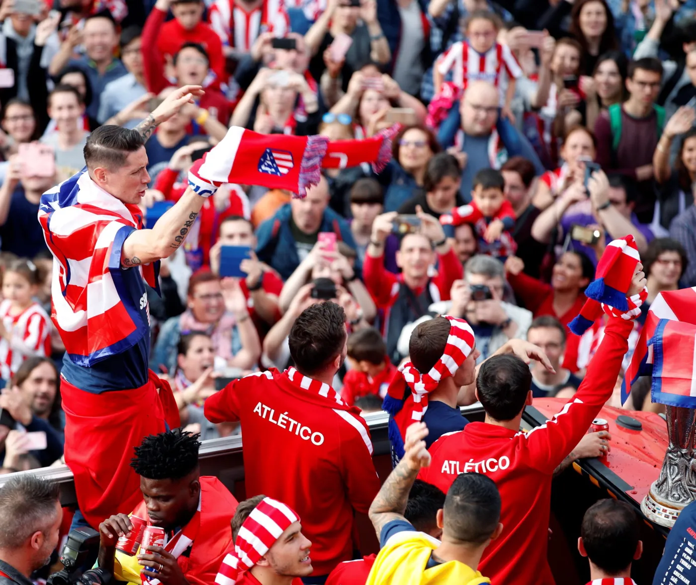 10973504-pilkarze-atletico-razem-z-kibicami.jpg