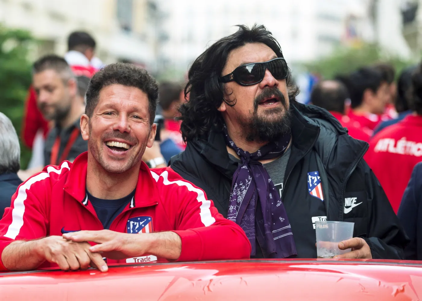 10973536-pilkarze-atletico-razem-z-kibicami.jpg