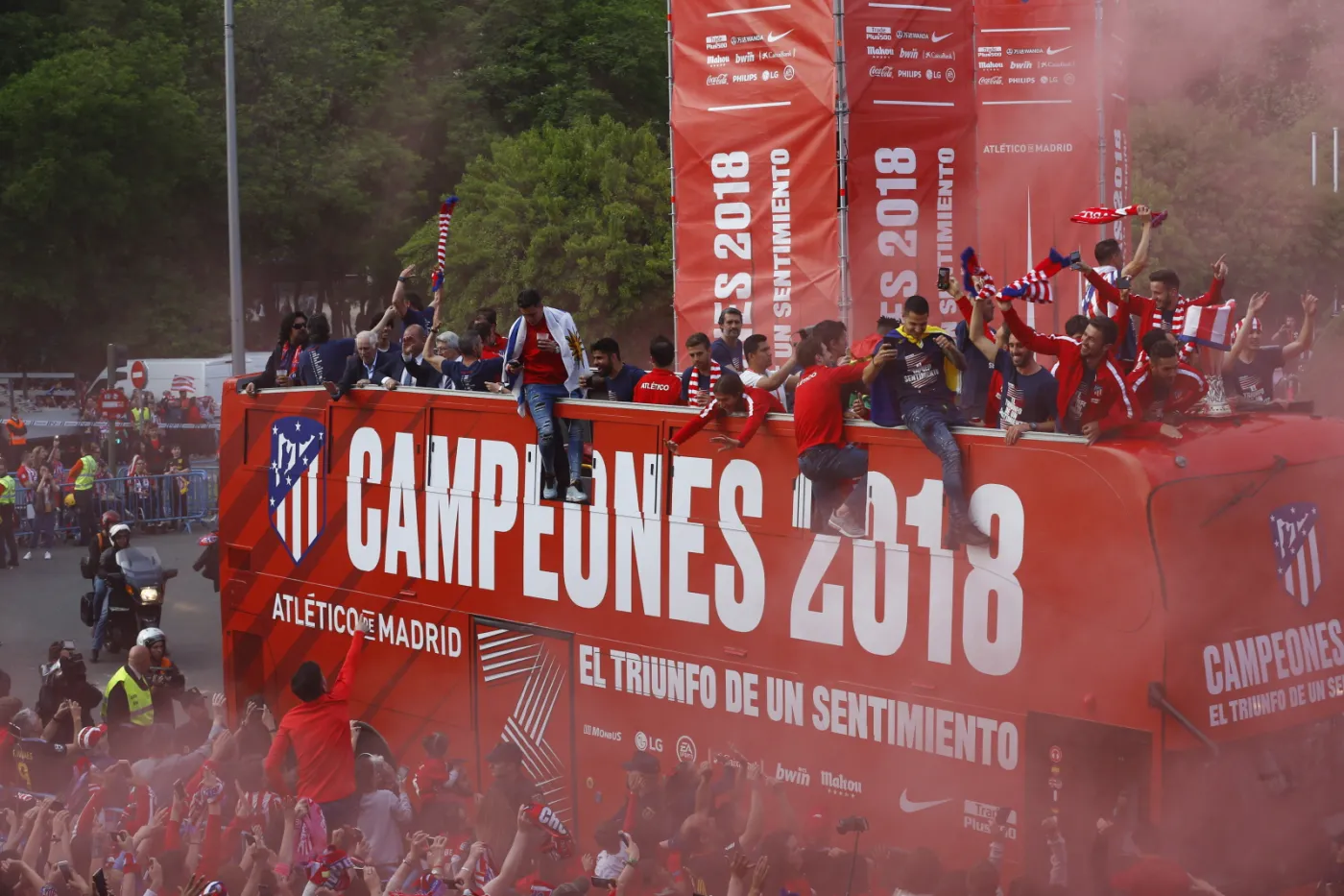 10973568-pilkarze-atletico-razem-z-kibicami.jpg