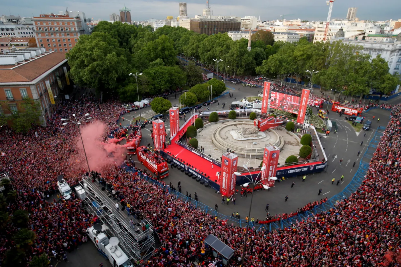 10973600-pilkarze-atletico-razem-z-kibicami.jpg