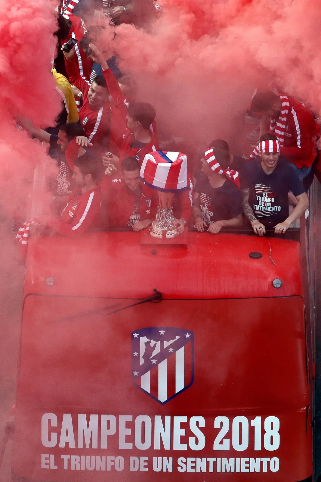 10973632-pilkarze-atletico-razem-z-kibicami.jpg