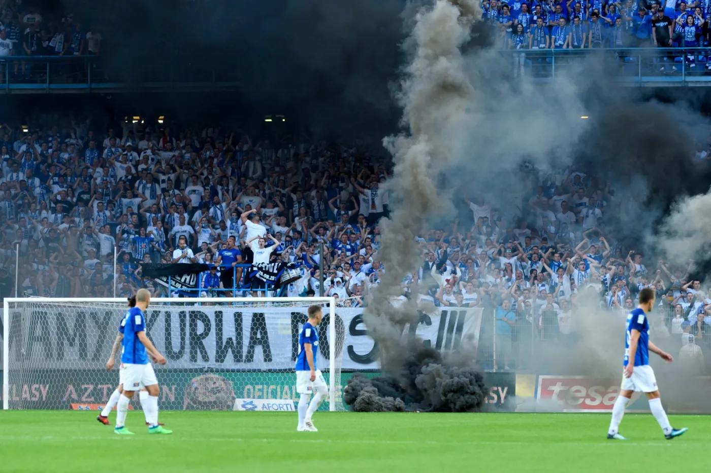 10976984-sektor-kibicow-lecha-poznan-podczas.jpg