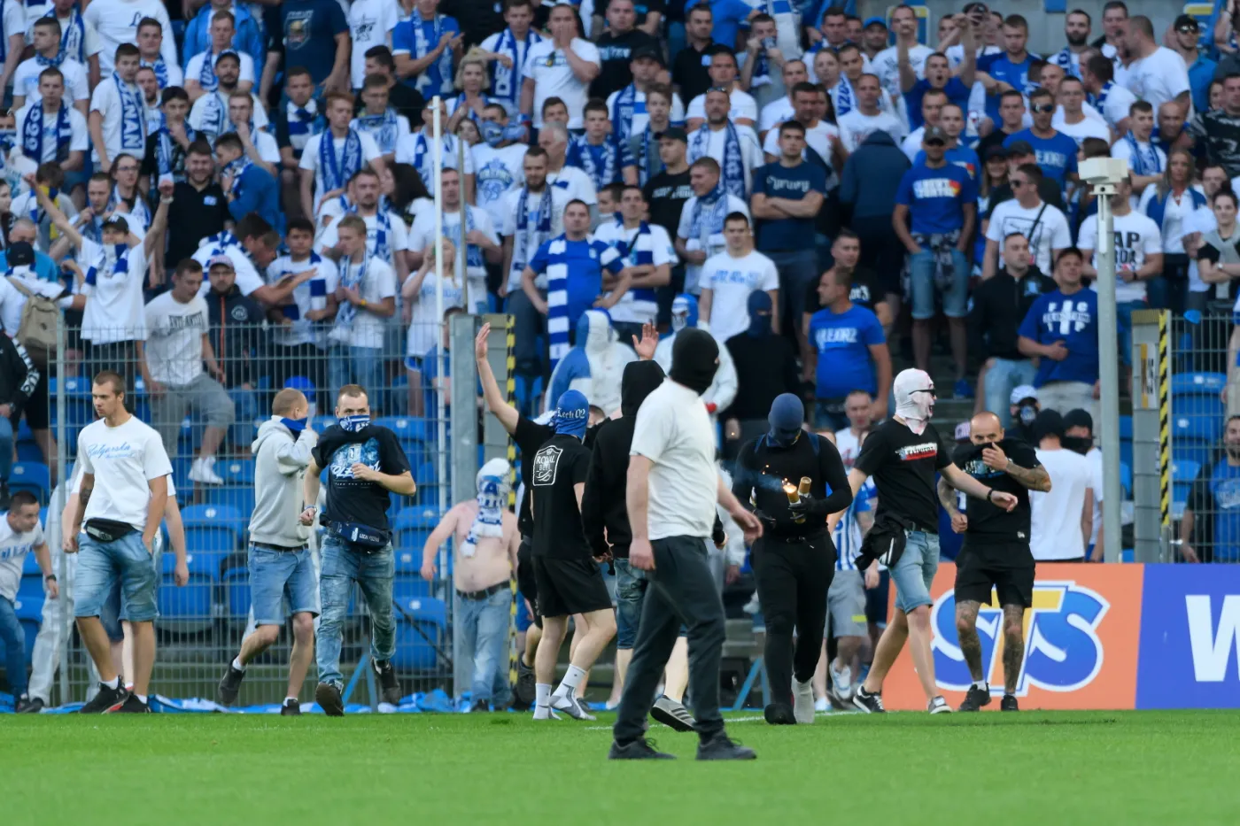Sektor kibiców Lecha Poznań podczas meczu grupy mistrzowskiej ostatniej kolejki sezonu Ekstraklasy z Legią Warszawa