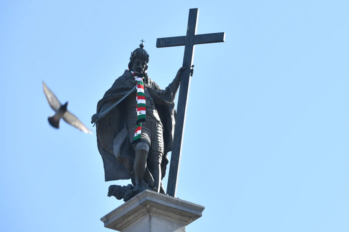 Szalik w barwach Legii na Kolumnie Zygmunta III Wazy w Warszawie