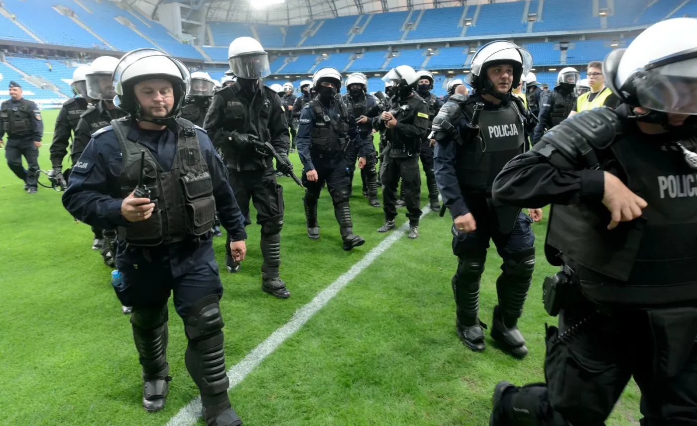 Interwencja policji podczas meczu grupy mistrzowskiej ostatniej kolejki sezonu piłkarskiej Ekstraklasy Lech Poznań - Legia Warszawa