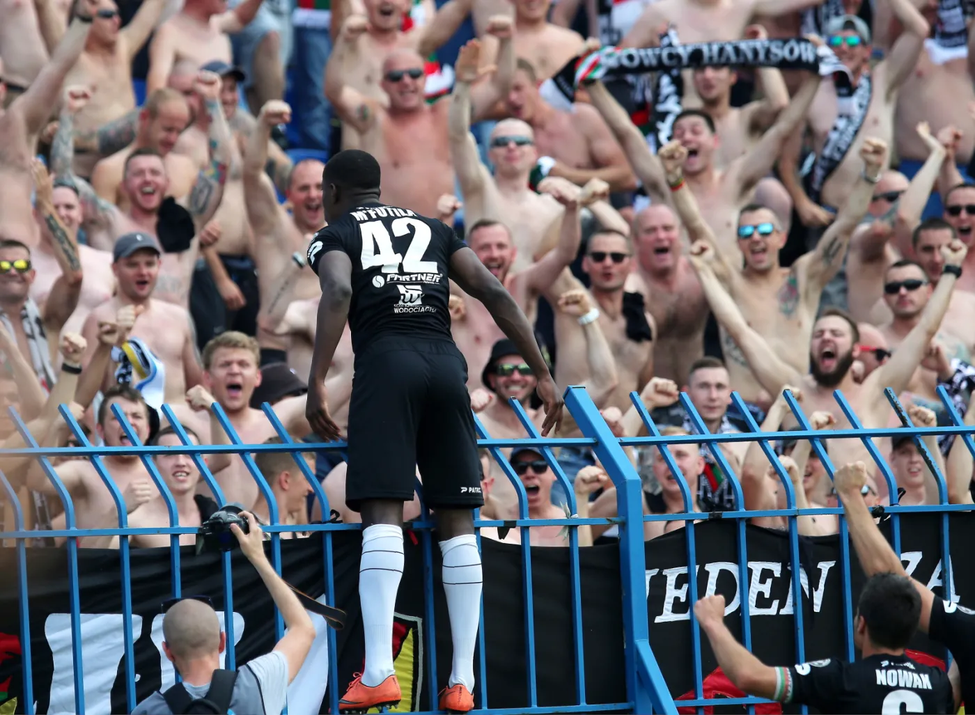 Radość kibiców Zagłębia Sosnowiec po zdobyciu bramki przez Alexandre Domingos Cristovao Mfutila podczas meczu pierwszej ligi piłkarskiej z Ruchem Chorzów