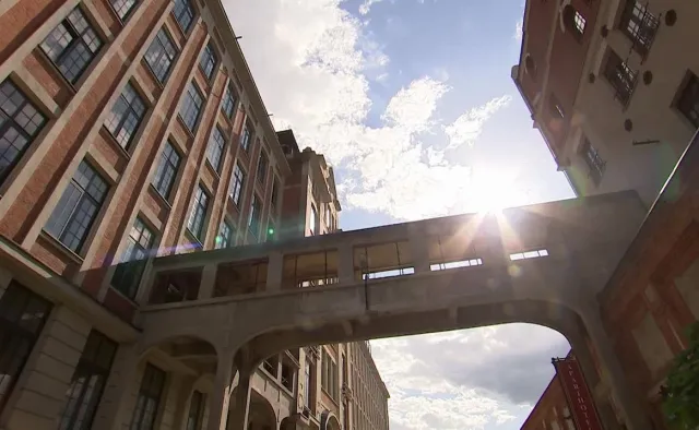 Wcześniej przędzalnia lnu, teraz luksusowy loft. Odpicowane mieszkanie w dawnej fabryce