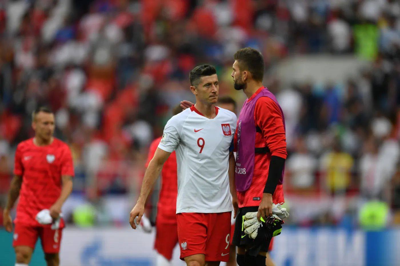 Kapitan reprezentacji Polski Robert Lewandowski (L) i rezerwowy bramkarz Bartosz Białkowski (P) po meczu z Senegalem