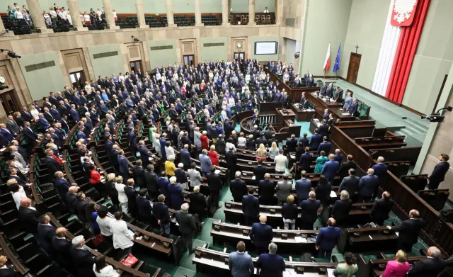 W Sejmie większość klubów za uchyleniem przepisów karnych w ustawie o IPN. Winnicki blokował mównicę