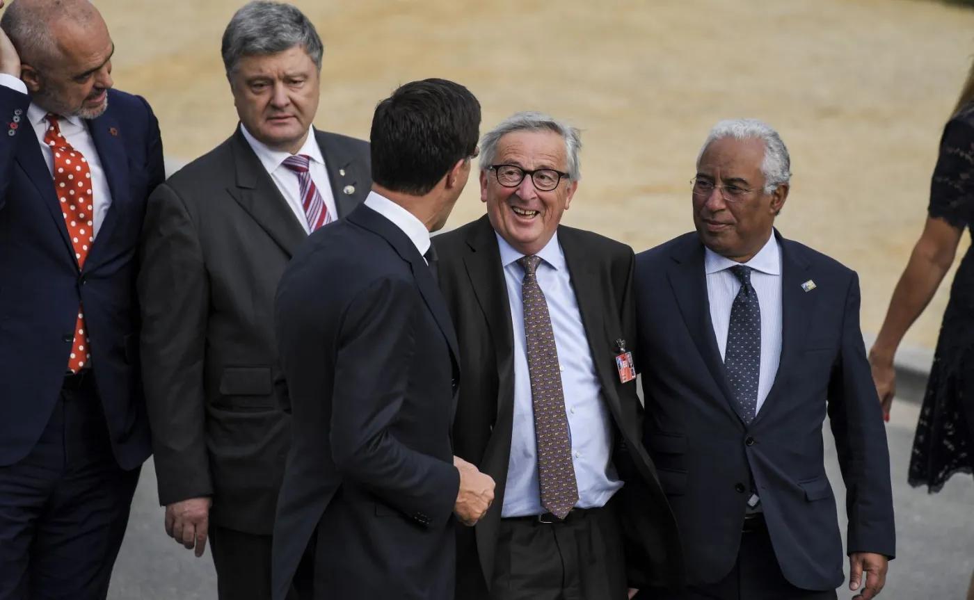 Jean-Claude Juncker w towarzystwie premiera Albanii Ediego Ramy, prezydenta Ukrainy Petra Poroszenki, premiera Holandii Marka Rutte i premiera Portugalii Antonia Costy