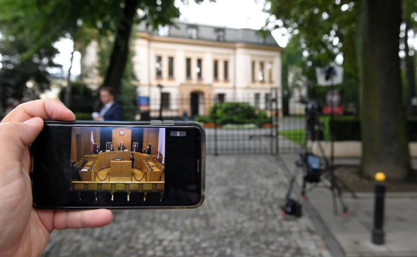 Widziana na wyświetlaczu smartfona relacja z posiedzenia TK